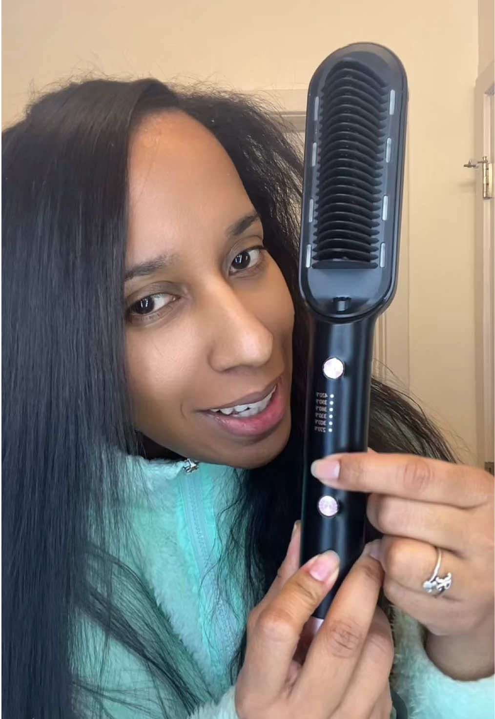 Cepillo Alisador y Secador 2 en 1 – Cabello liso y brillante en minutos